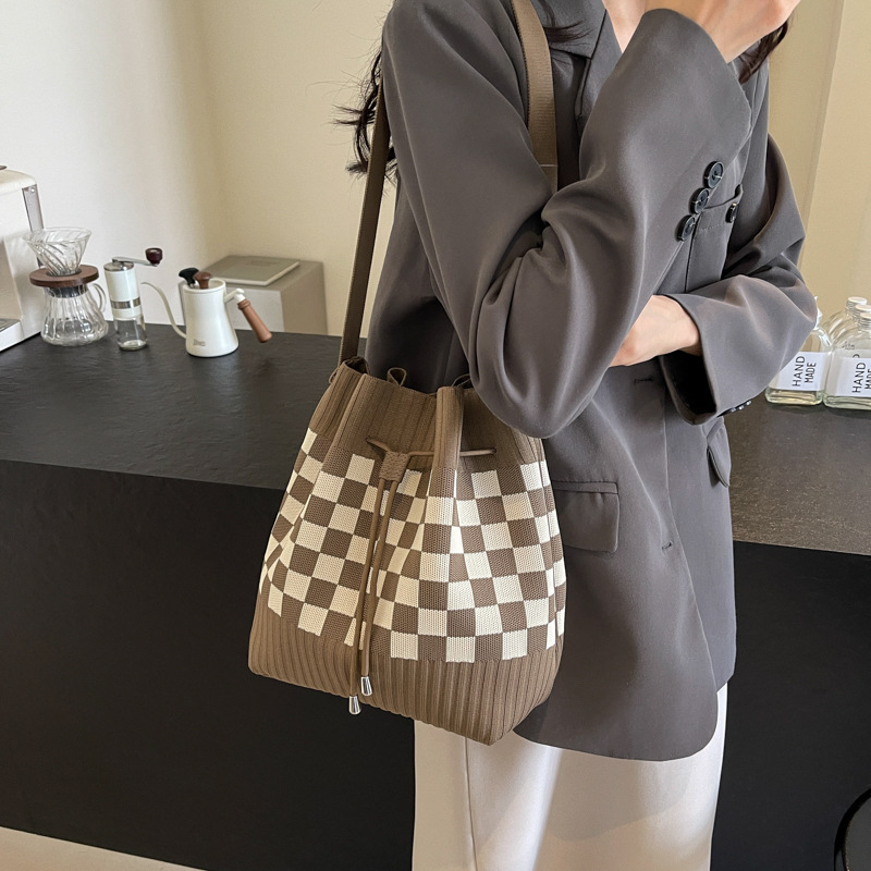 巾着 市松模様ニット編み巾着型ショルダー鞄