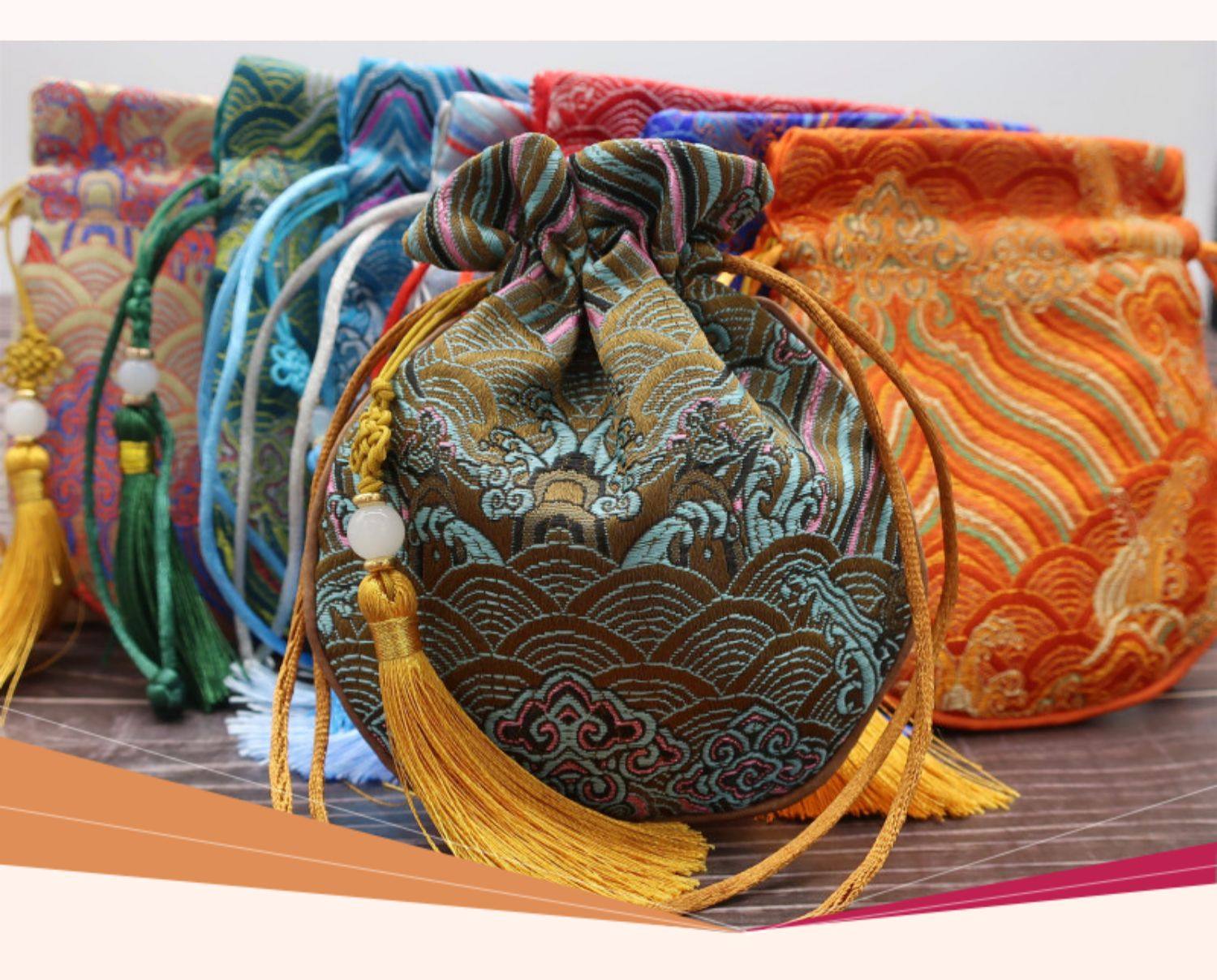 巾着 華やか刺繍入り和柄タッセル付き巾着ポーチ