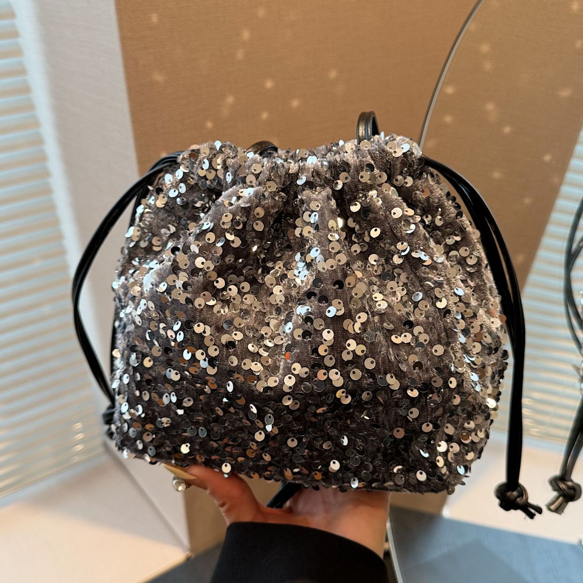 巾着 スパンコール輝く華やか巾着ポーチ