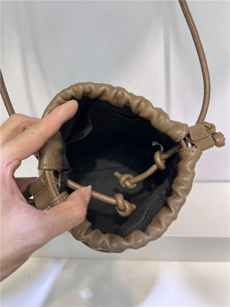 巾着 上質レザー巾着型ショルダーバッグ
