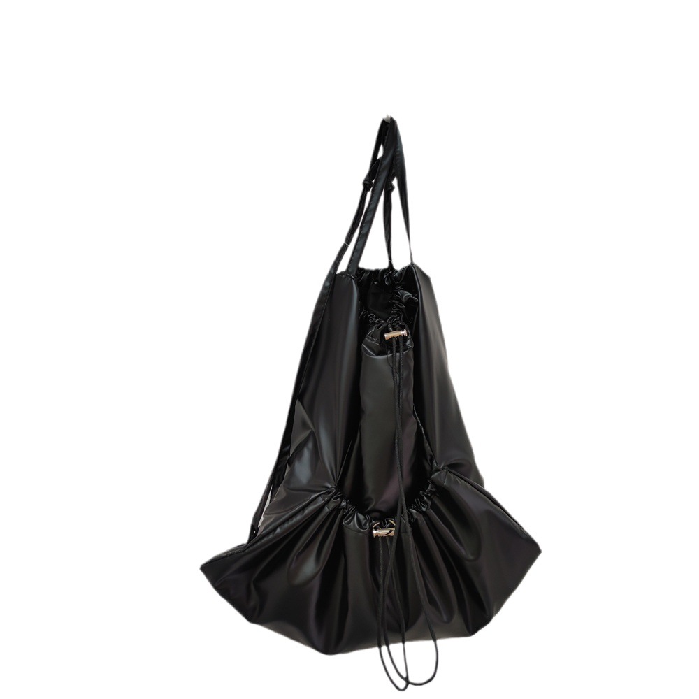 巾着 光沢素材の巾着リュックサック