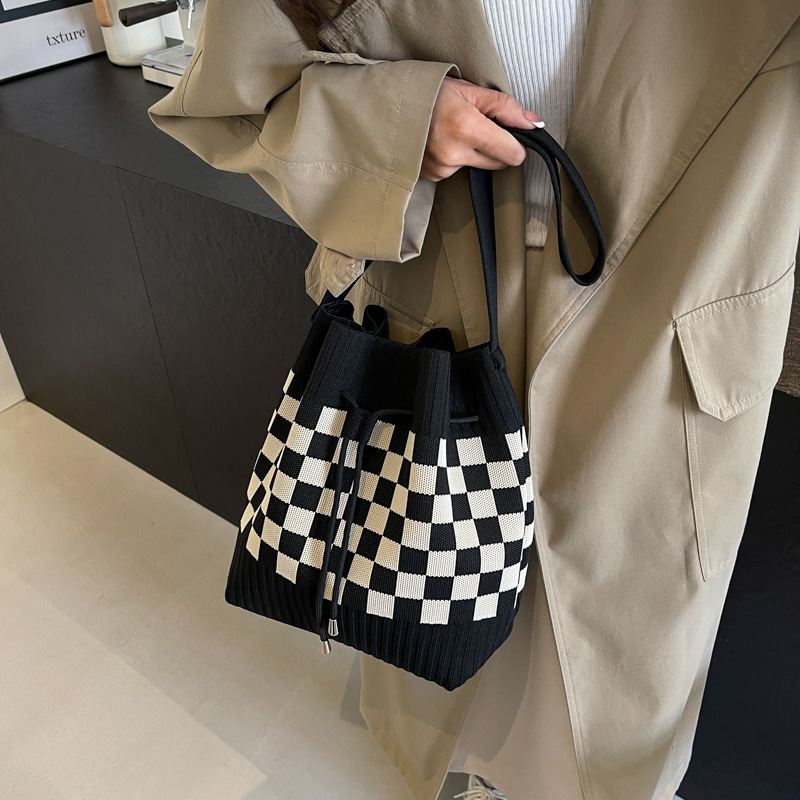 巾着 市松模様ニット編み巾着型ショルダー鞄