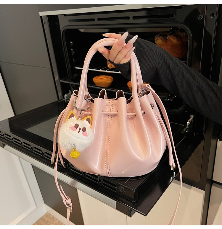 巾着 ふわふわ動物チャーム付き上品巾着トートかばん