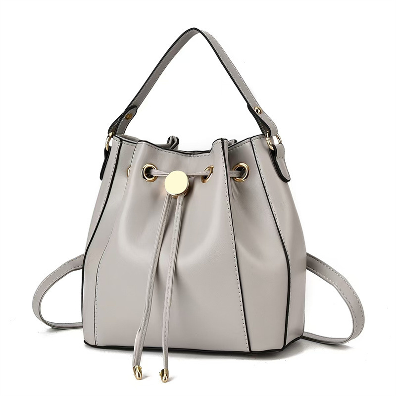 巾着 上品な金具付き巾着ショルダーバッグ