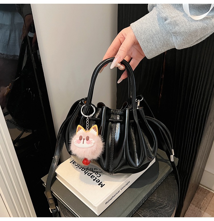 巾着 ふわふわ動物チャーム付き上品巾着トートかばん