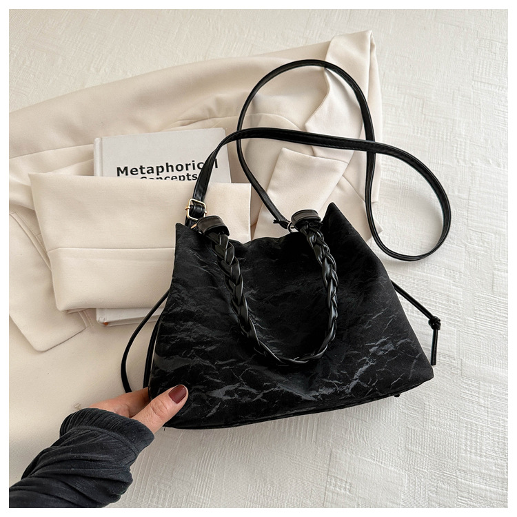 巾着 ファーチャーム付き編み込みチェーン巾着ポーチ