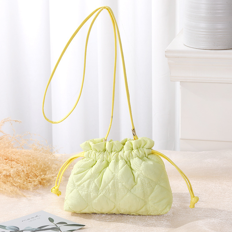 巾着 キルティング風立体編み込み巾着ショルダー鞄