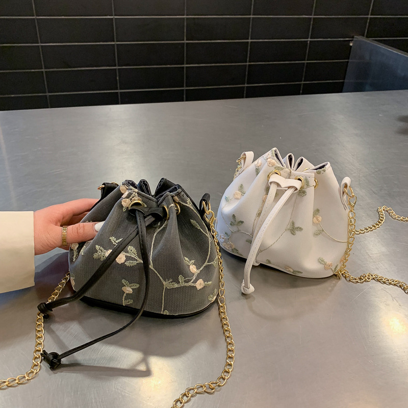 巾着 蝶々刺繍チェーン付き巾着ポーチ