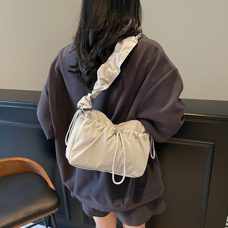 巾着 やわらか素材の巾着型斜めがけかばん