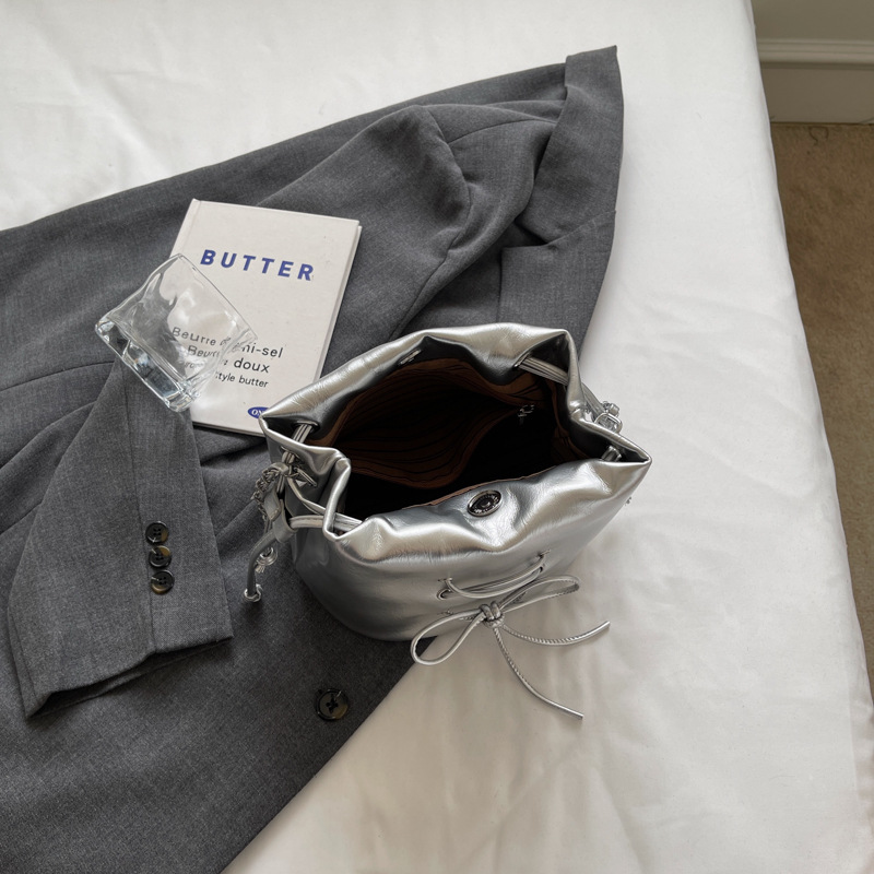 巾着 リボンモチーフ付き艶感レザー調巾着ショルダーバッグ