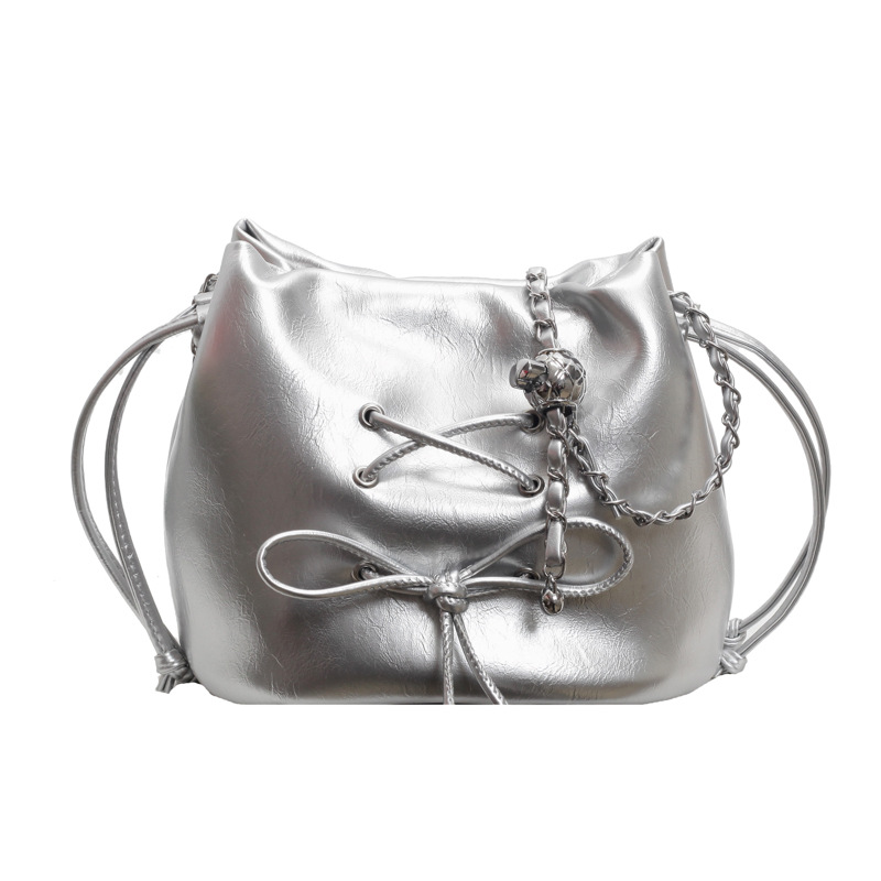 巾着 リボンモチーフ付き艶感レザー調巾着ショルダーバッグ