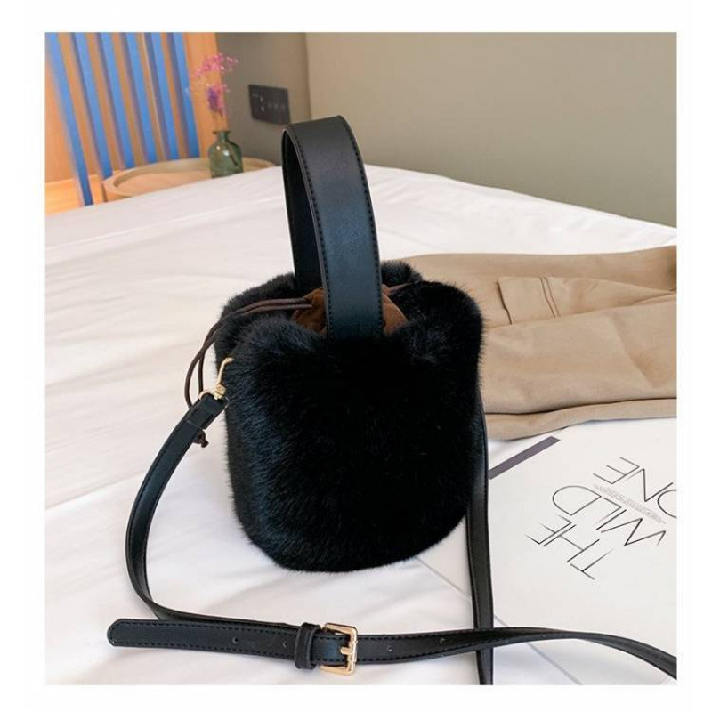 https://fulmo-img-server.com/tsutsumin-bag/f27e5d06-abf8-4be2-bdfa-1fdffd296319.jpg