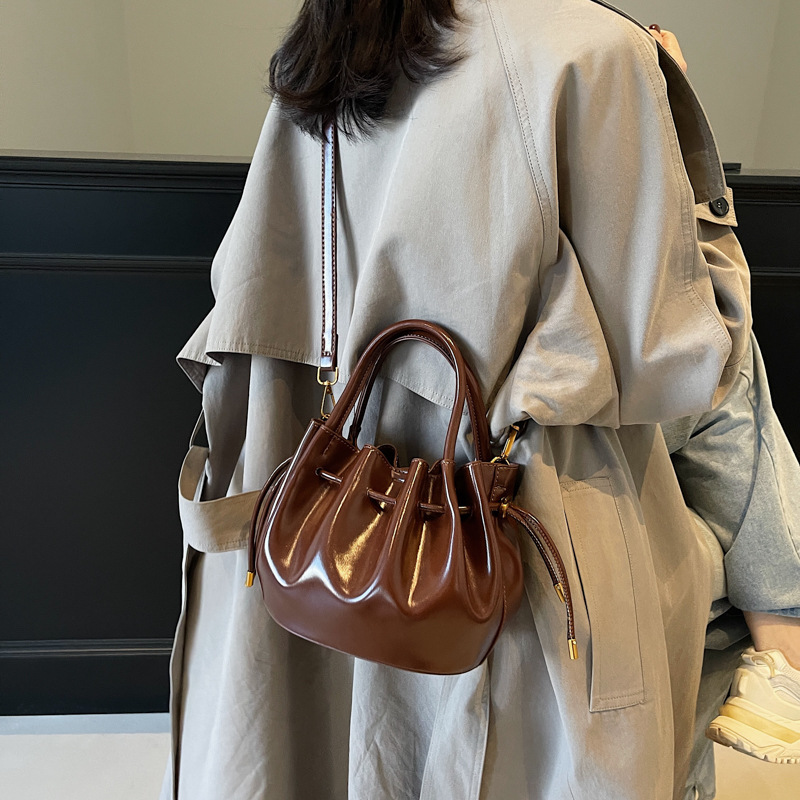 巾着 上品な光沢レザー巾着型ショルダーバッグ