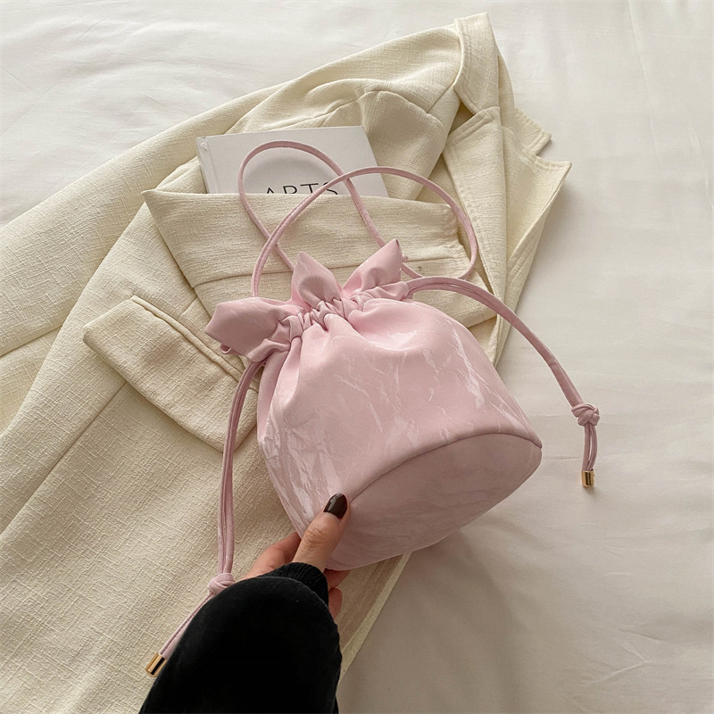巾着 上品な質感の丸型巾着ショルダー鞄