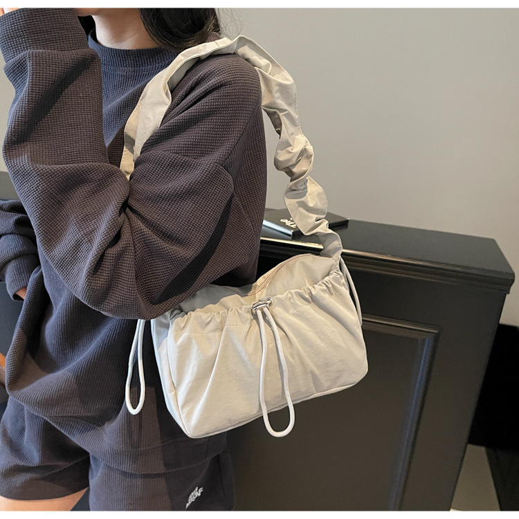 巾着 やわらか素材の巾着型斜めがけかばん