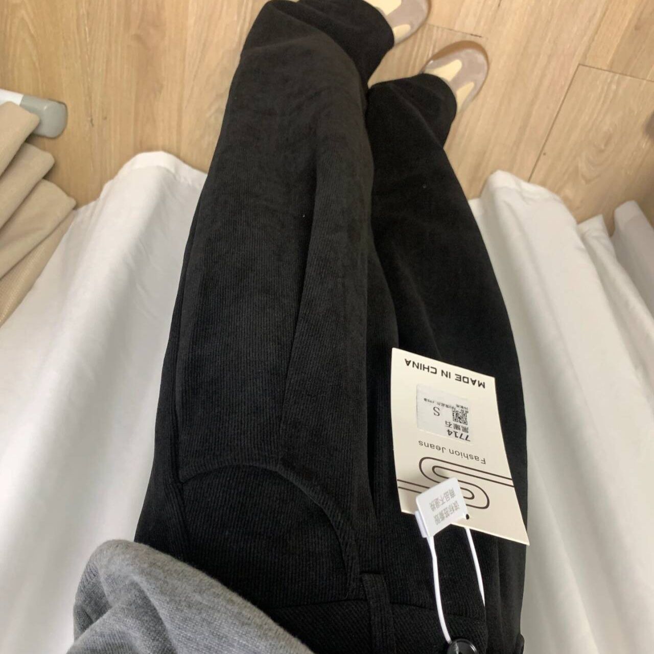 ワイドタックパンツ 上質素材のドレープタックパンツ