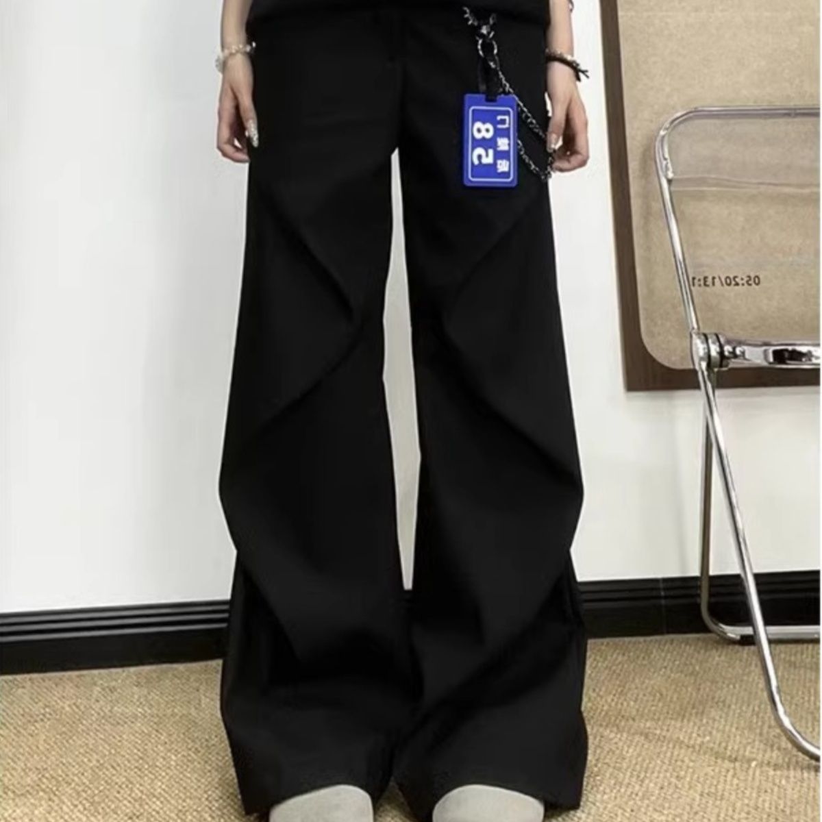 ワイドタックパンツ チャーム付きドレープワイドパンツ