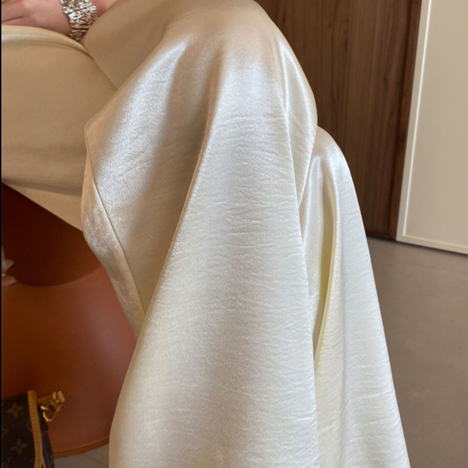 ワイドタックパンツ 光沢感サテンリラックスパンツ