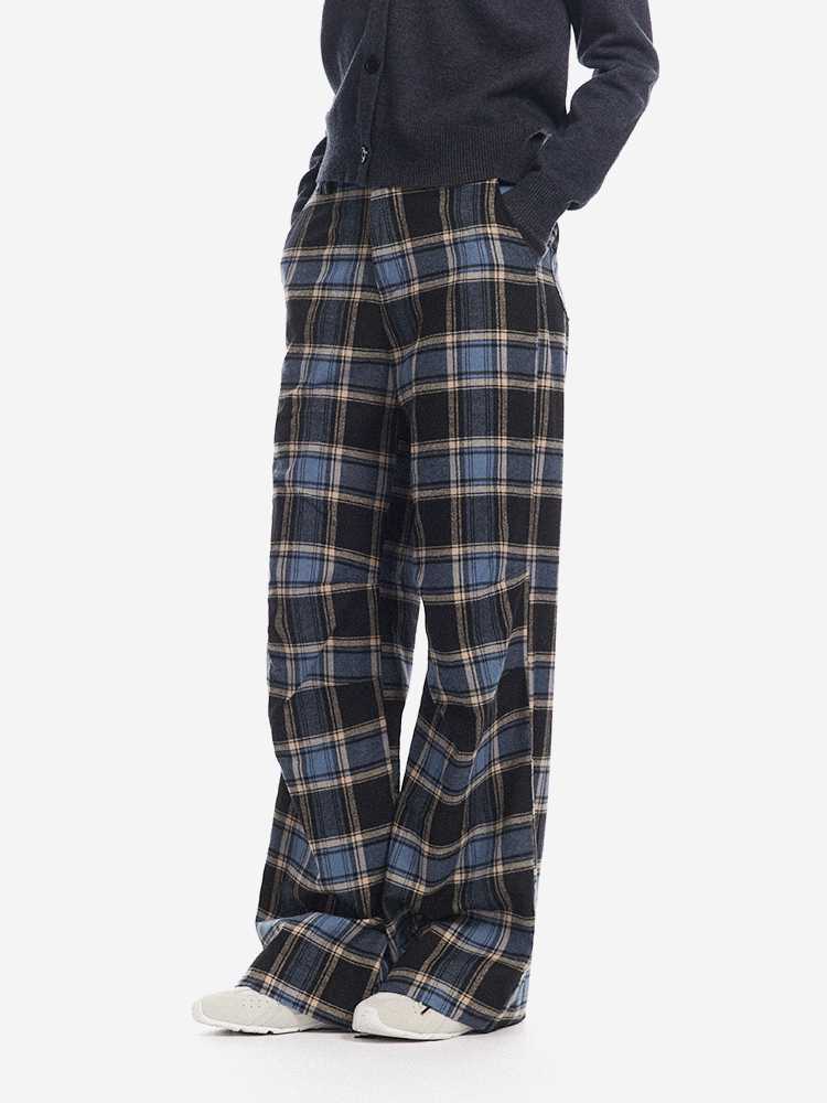 タックワイドパンツとローファーで完成する、スタイリッシュなコーディネート10選