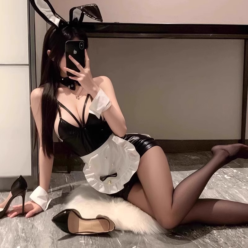 エロコスプレ 艶やか光沢エプロン付きうさ耳バニーガール衣装