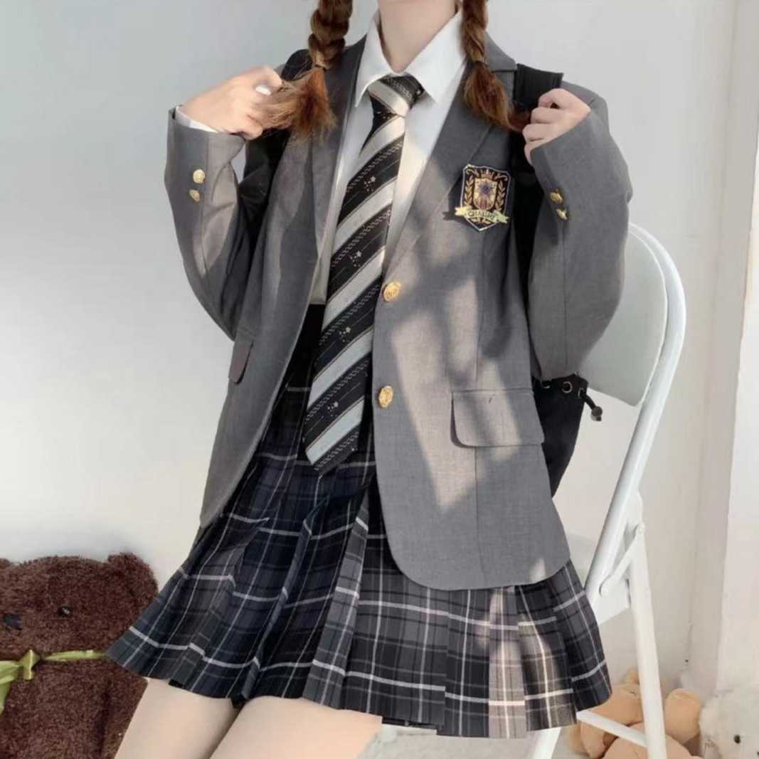 グレー系のブレザーで大人の魅力を引き出す制服コスプレアイテム10選