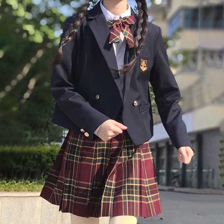 赤がアクセントの制服コスプレで情熱的な魅力を引き出す！華やかに変身できるコスプレアイテムおすすめ5選