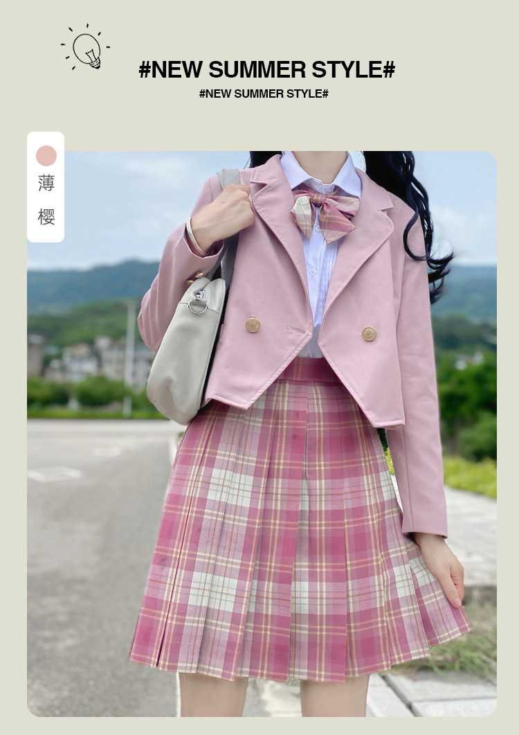 ピンクのセーラー服で高校時代の甘酸っぱい思い出を再現！可愛さ満点のアイテム5選