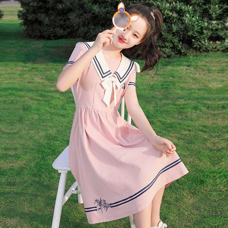 セーラー服をかっこいいスタイルで着こなして理想の自分に変身できるアイテム制服5選