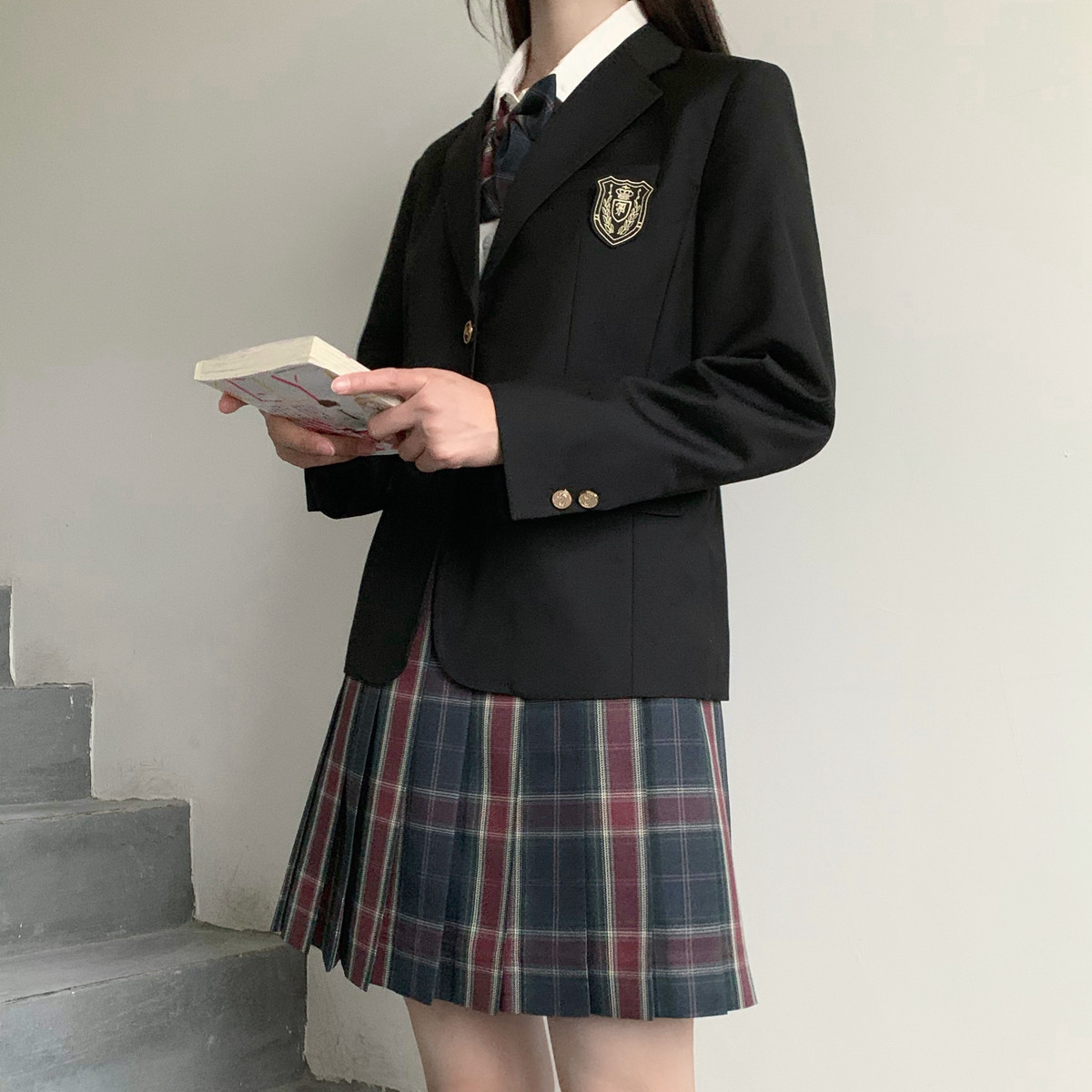 紋章刺繍付きブレザー制服風セットアップ