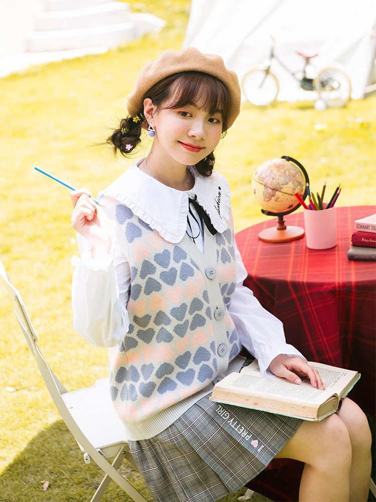 ハート柄ベスト×丸襟ブラウス×グレーチェックスカート　フェミニン制服セット