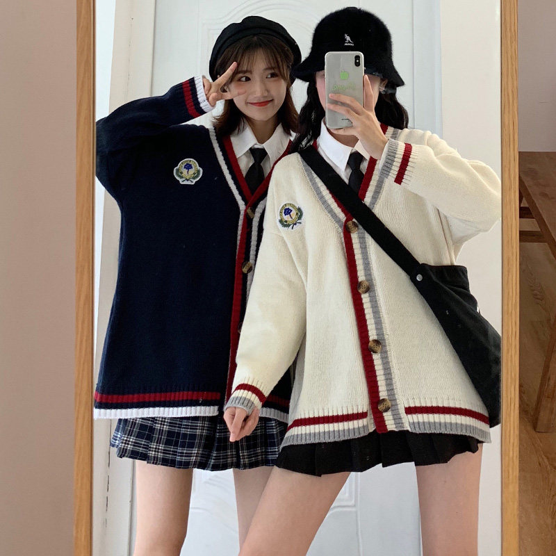 ゆったりオーバーサイズ エンブレム付きニットカーディガン×プリーツスカート制服セット