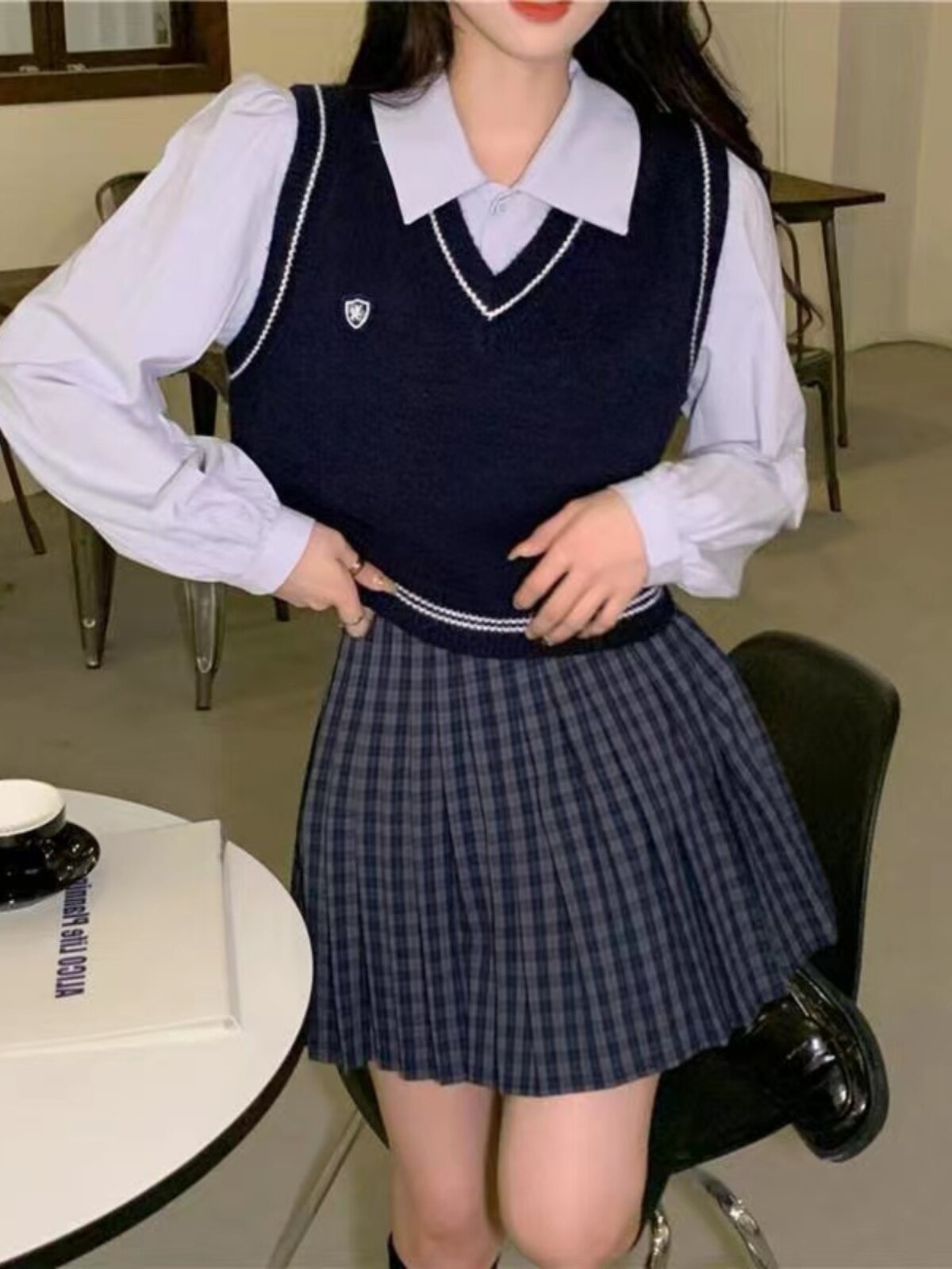 学園風ニットベスト付き　長袖シャツとチェックプリーツスカートセット