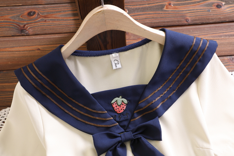 可愛い　いちご刺繍のセーラーワンピース