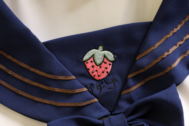 可愛い　いちご刺繍のセーラーワンピース