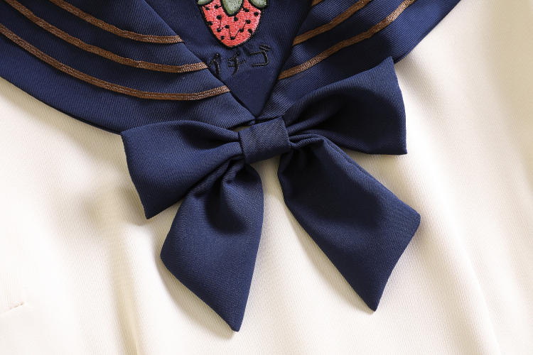 可愛い　いちご刺繍のセーラーワンピース