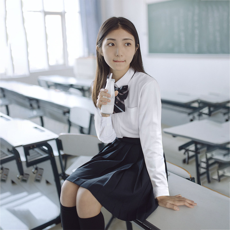 清楚な学園風セーラー風制服セットアップ