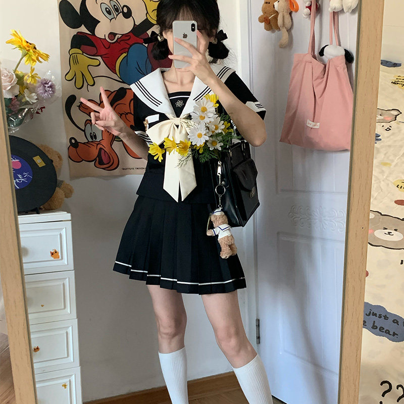 清楚シンプル　刺繍が映えるプリーツセーラー服セット　ブラック　黒