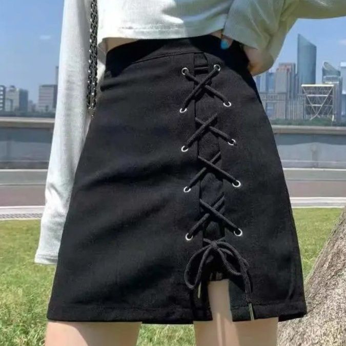 黒ファッション 編み上げ紐デザインのハイウエストミニスカート
