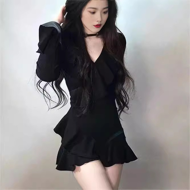 黒ファッション ボリューム袖フリル裾ミニ丈ワンピース