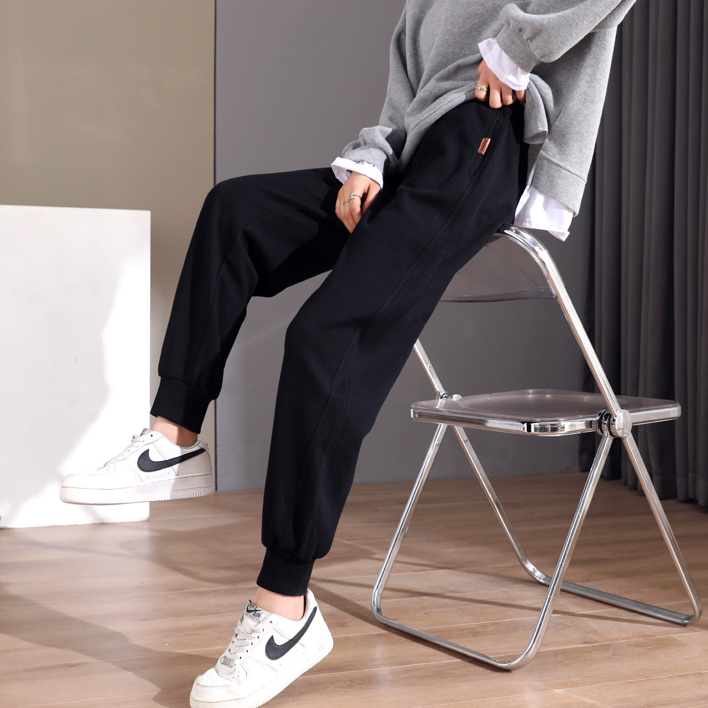 黒ファッション 裾リブゆったりシルエットスウェットジョガーパンツ