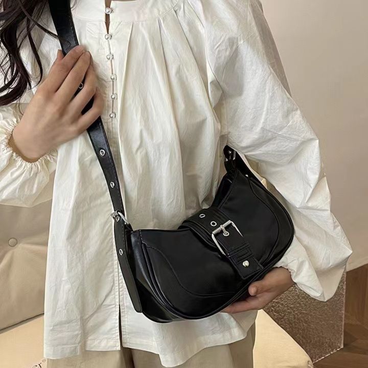 ウエストポーチ ベルトバックル付きウエストポーチ