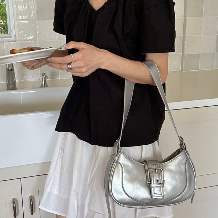 ウエストポーチ ベルトバックル付きウエストポーチ