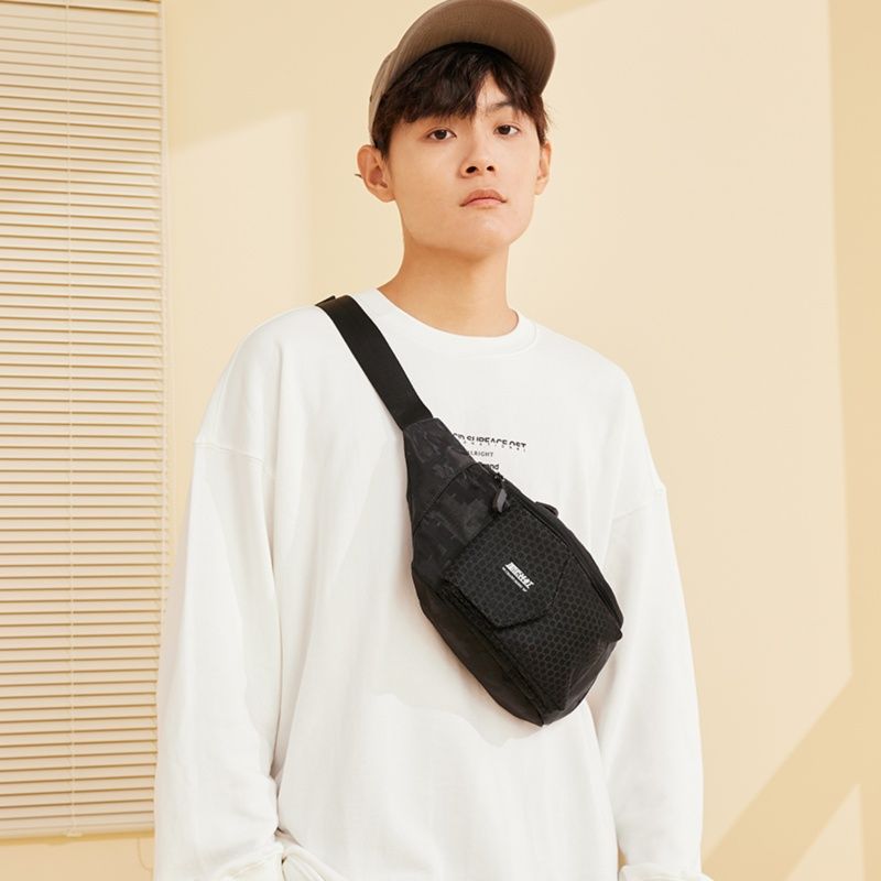 軽量メッシュ素材の斜め掛けウエストポーチ