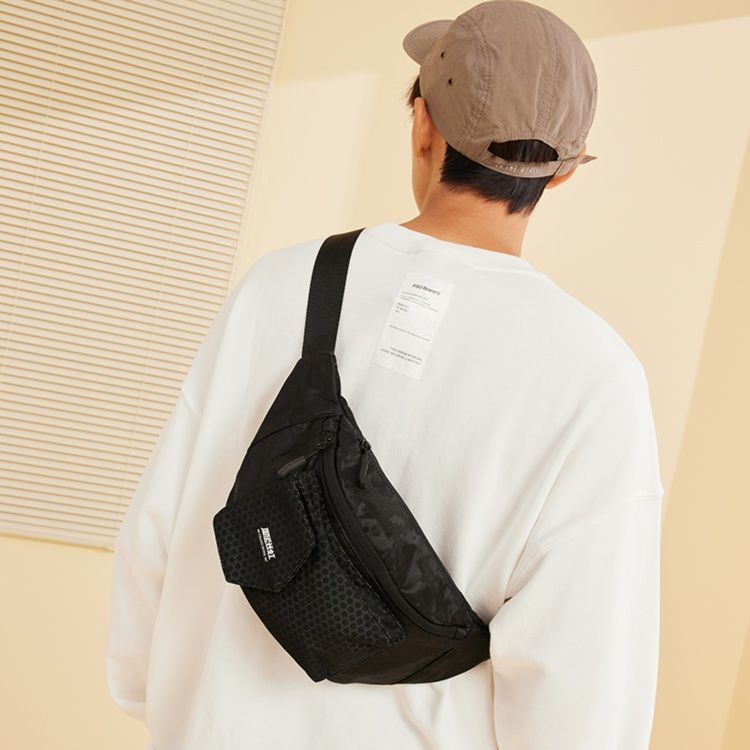 軽量メッシュ素材の斜め掛けウエストポーチ