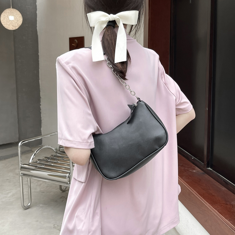 シンプルデザイン　キャンパスバッグ