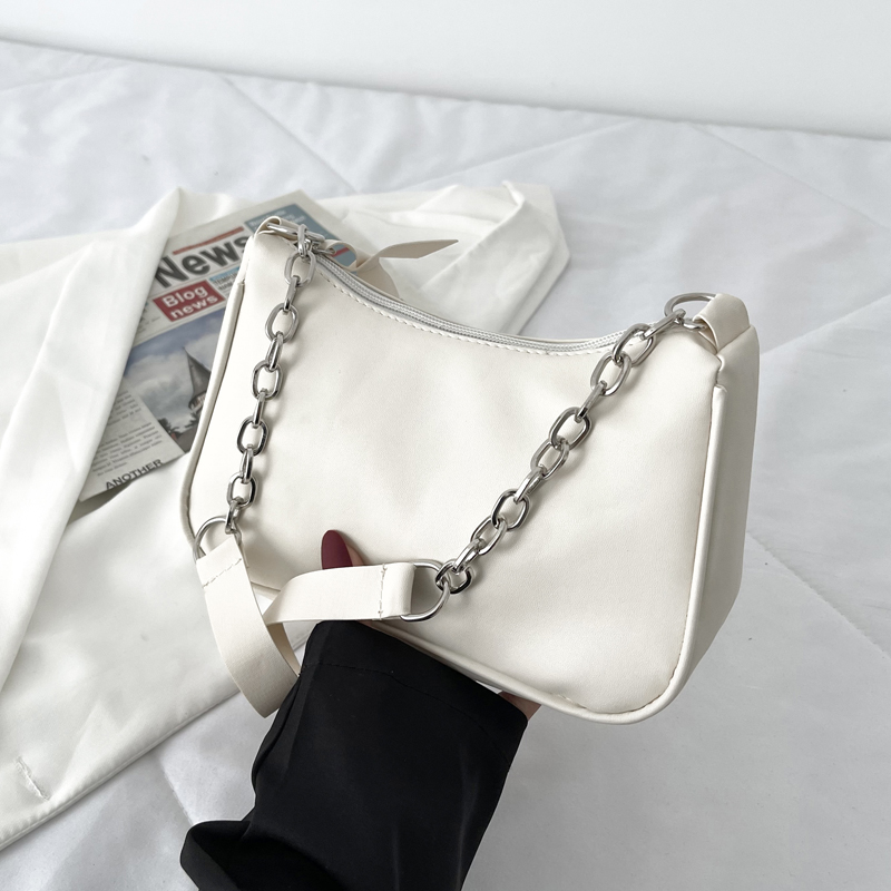 シンプルデザイン　キャンパスバッグ