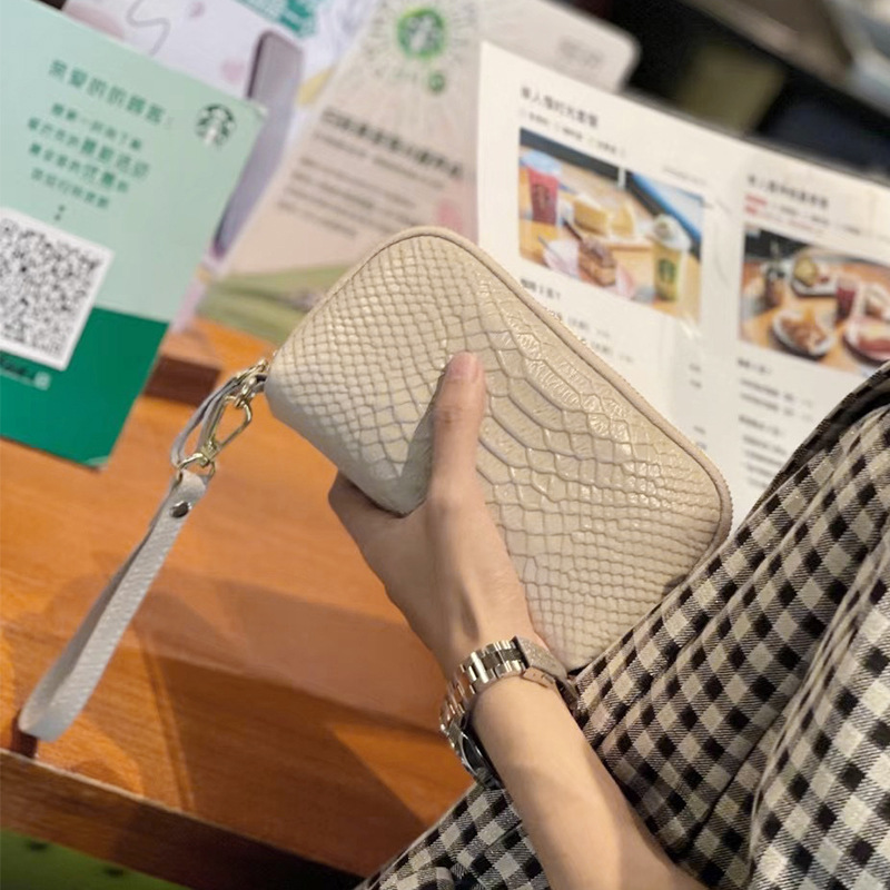 長財布レディース 型押し牛革ストラップ付き長財布