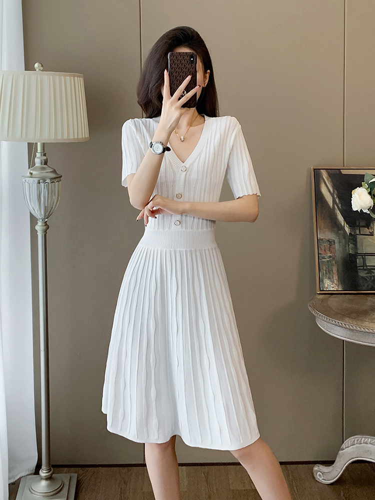白コーデ 優美プリーツニットワンピース