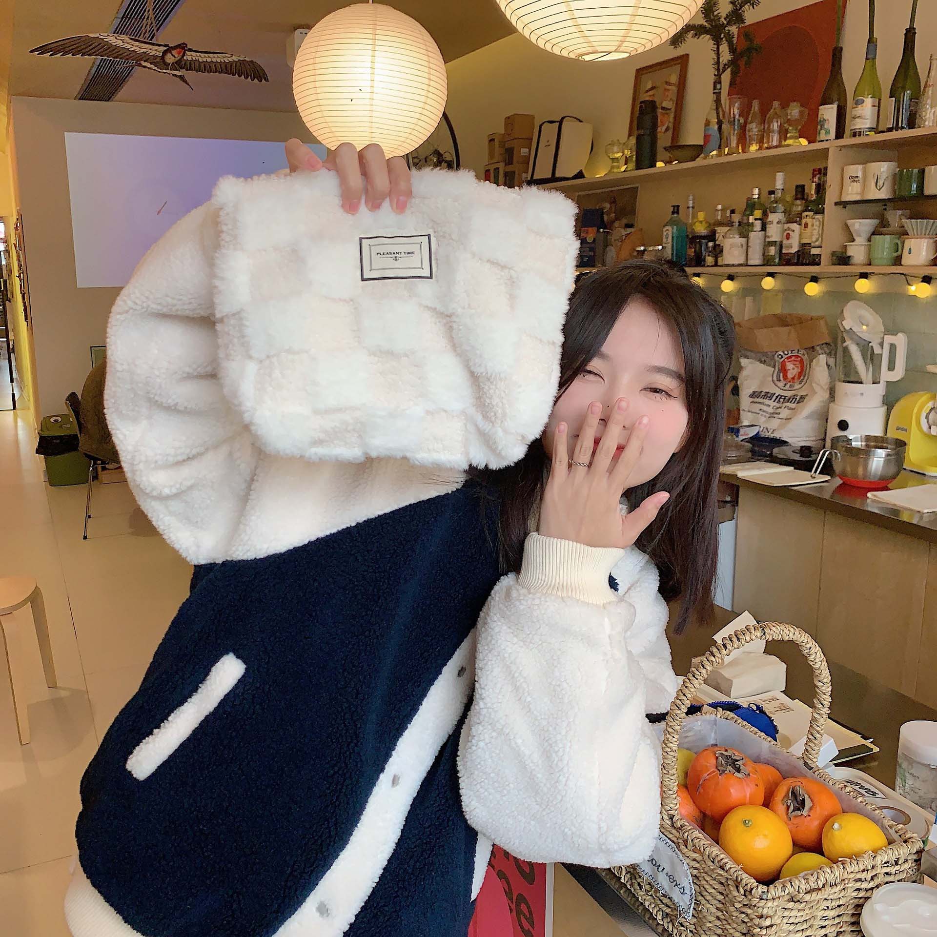 白コーデ もこもこ白トートバッグ ふわふわ素材 ショルダー対応