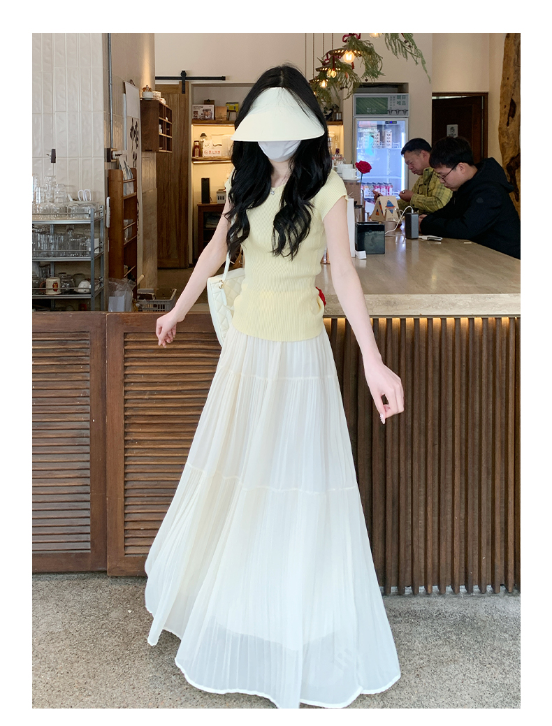 白コーデ ふんわりプリーツロングスカート